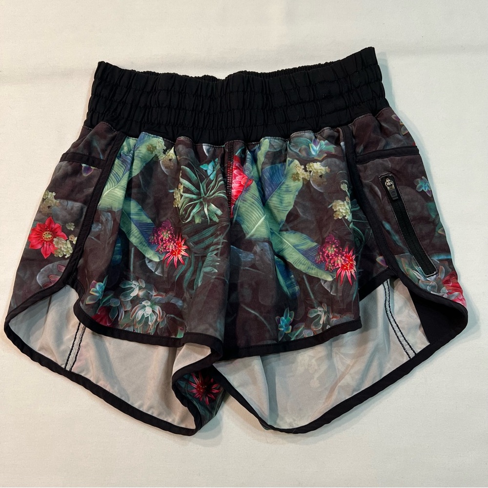 Lululemon Tracker Short II *4-way Stretch
Curious Jungle Multi / Black Size 6